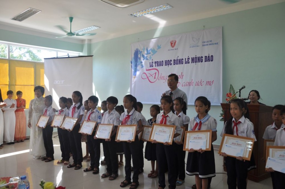 32 suất học bổng Lê Mộng Đào được trao cho sinh viên Đại học Huế